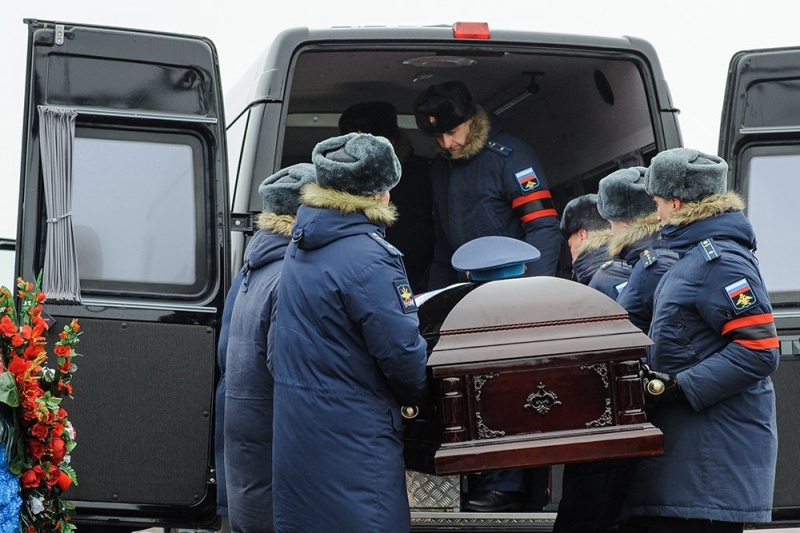 На похороны погибшего пилота Су-25 пришли 30 тысяч человек На похороны погибшего пилота Су-25 пришли 30 тысяч человек