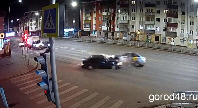В столкновении на проспекте Победы пострадали водитель такси и три его пассажира В столкновении на проспекте Победы пострадали водитель такси и три его пассажира