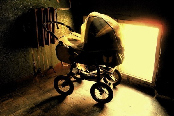В Москве родители на ночь оставили ребенка в коляске у подъезда В Москве родители на ночь оставили ребенка в коляске у подъезда