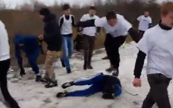 На видео попало побоище липецких болельщиков На видео попало побоище липецких болельщиков