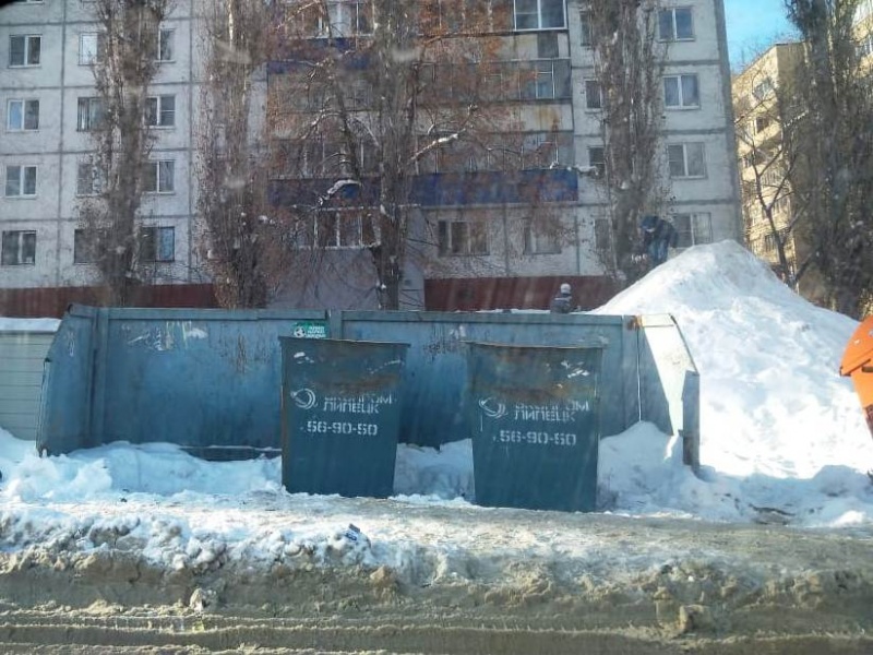 Неизвестные украли мусорный контейнер Неизвестные украли мусорный контейнер