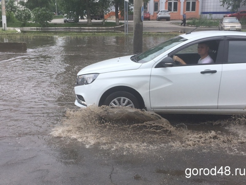 Водители форсируют Октябрьскую улицу Водители форсируют Октябрьскую улицу