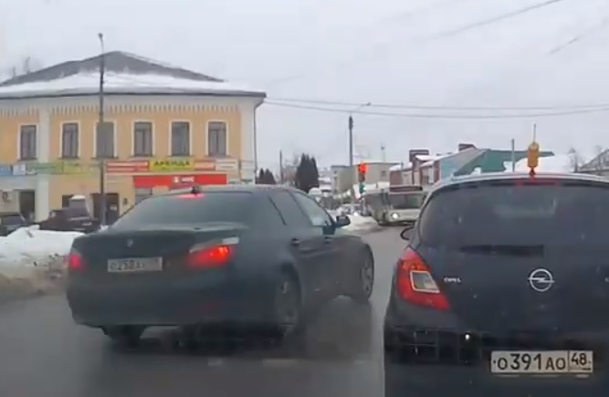 Лихач пронесся на красный свет на перекрестке Лихач пронесся на красный свет на перекрестке