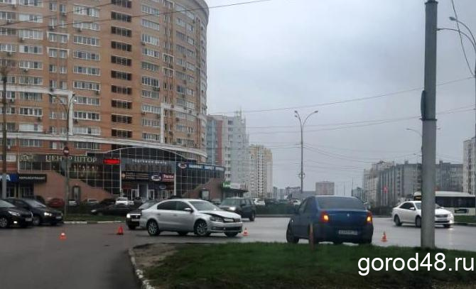 На улице Катукова столкнулись «Фольксваген» и «Рено», пострадал 29-летний водитель На улице Катукова столкнулись «Фольксваген» и «Рено», пострадал 29-летний водитель