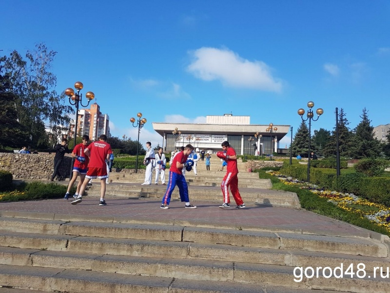 В Липецке прошёл спортивный флешмоб В Липецке прошёл спортивный флешмоб