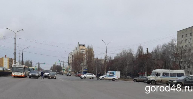 На Московской в столкновении автомобиля и автобуса пострадала 48-летняя женщина На Московской в столкновении автомобиля и автобуса пострадала 48-летняя женщина