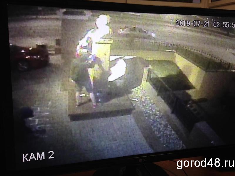 В Липецке залили пеной бюст Сталина и пытались взорвать двери обкома КПРФ В Липецке залили пеной бюст Сталина и пытались взорвать двери обкома КПРФ