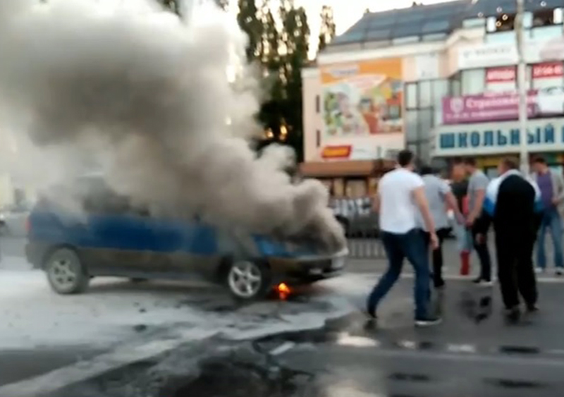 В Липецке машину тушили всем миром В Липецке машину тушили всем миром