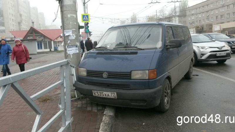 Минивэн врезался в забор напротив здания «Спутника» Минивэн врезался в забор напротив здания «Спутника»
