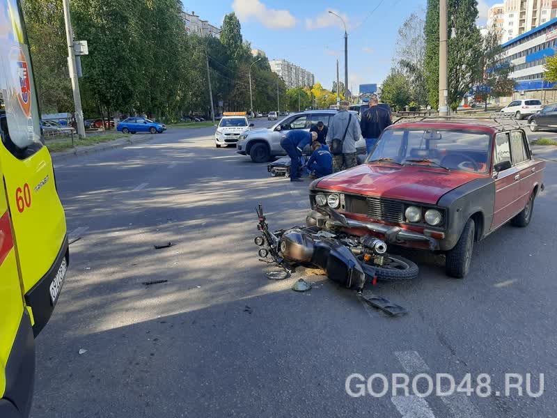 В Липецке «ВАЗ» столкнулся с мотоциклом В Липецке «ВАЗ» столкнулся с мотоциклом