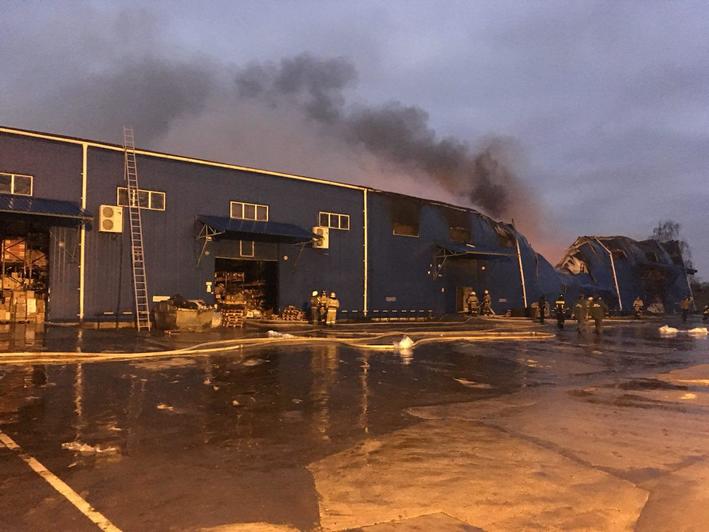 В Калининграде горел склад с алкоголем площадью 1200 квадратных метров В Калининграде горел склад с алкоголем площадью 1200 квадратных метров