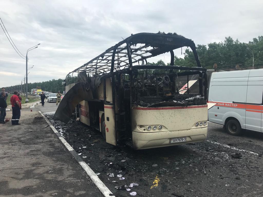 Туристический автобус из Беларуси сгорел на трассе «Дон» в Липецкой области