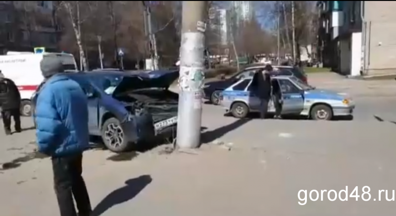 Ребенок пострадал во врезавшемся в столб «Субару» Ребенок пострадал во врезавшемся в столб «Субару»