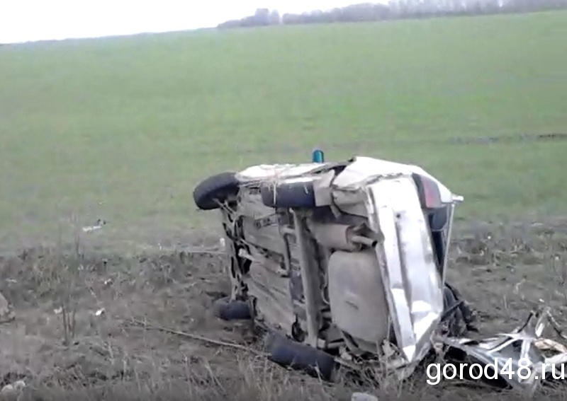 В Добровском районе смертельная авария: машина опрокинулась в кювет В Добровском районе смертельная авария: машина опрокинулась в кювет