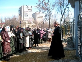 В Липецке пикетируют епархиальное управление В Липецке пикетируют епархиальное управление