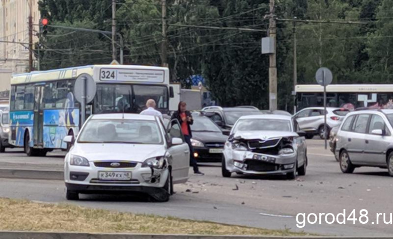 Авария в районе «Мегаполиса» вызвала двухкилометровую пробку Авария в районе «Мегаполиса» вызвала двухкилометровую пробку