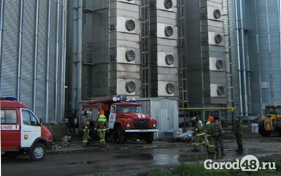 Пожарные спасли 30 тонн семечек Пожарные спасли 30 тонн семечек