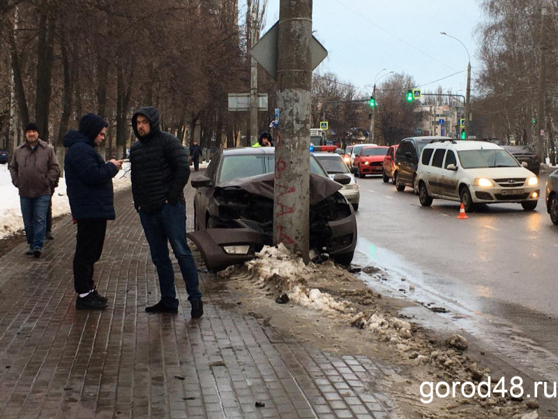 Водитель «Ауди Q3» выбил «Шкоду» с дороги в столб и уехал с места аварии Водитель «Ауди Q3» выбил «Шкоду» с дороги в столб и уехал с места аварии
