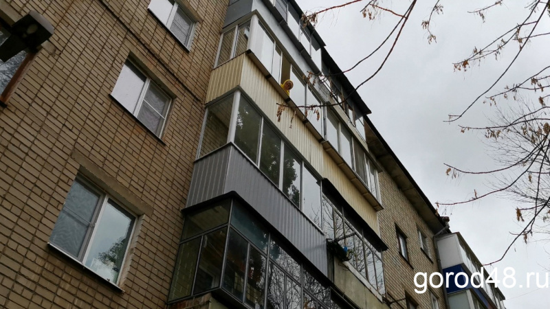 Спасатели освободили липчанку, закрытую на балконе маленьким внуком Спасатели освободили липчанку, закрытую на балконе маленьким внуком