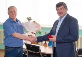 Инженера- электроника Сергея Козельского наградили золотым почетным знаком НЛМК 