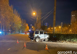 Два человека попали в больницу после столкновения внедорожника со столбом на улице Водопьянова