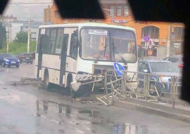 У Центрального рынка в Липецке автобус снёс забор