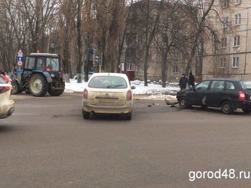 Новости и происшествия в липецке город 48. Авария в Липецке на Тракторном. Аварии на Механизаторов Липецк вчерашний выпуск. Авария в Липецке на трактор. ДТП Папина Механизаторов в Липецке.