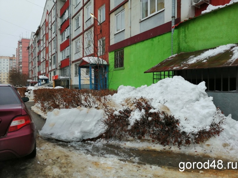 Ледяная глыба рухнула у пятиэтажного дома Ледяная глыба рухнула у пятиэтажного дома