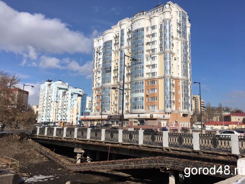 В центре Липецка упала металлоконструкция с кабелями В центре Липецка упала металлоконструкция с кабелями