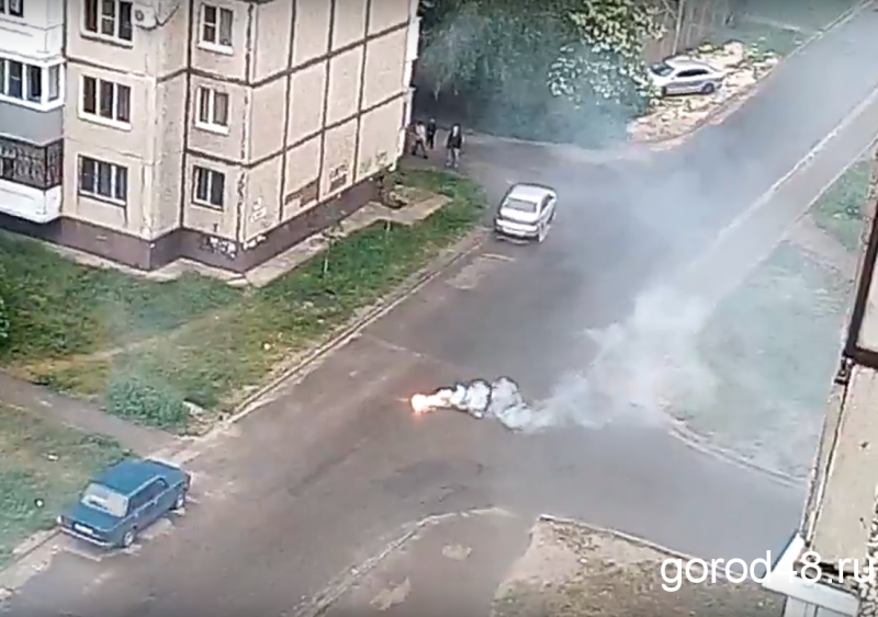 Пока пожарные тушили мусорку на улицу кидали бомбочки с карбидом Пока пожарные тушили мусорку на улицу кидали бомбочки с карбидом