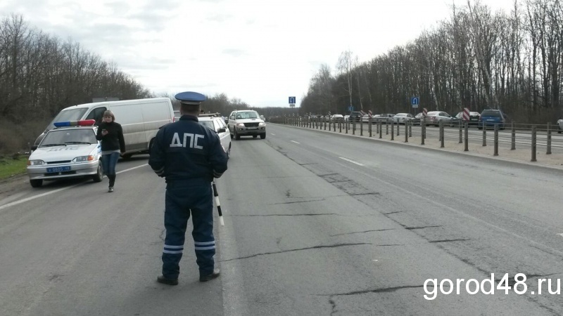 Автомобильное движение у липецких кладбищ регулируют несколько десятков инспекторов Автомобильное движение у липецких кладбищ регулируют несколько десятков инспекторов