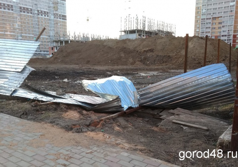 Усилившийся ветер разметал забор у строящегося детского сада в Липецке Усилившийся ветер разметал забор у строящегося детского сада в Липецке