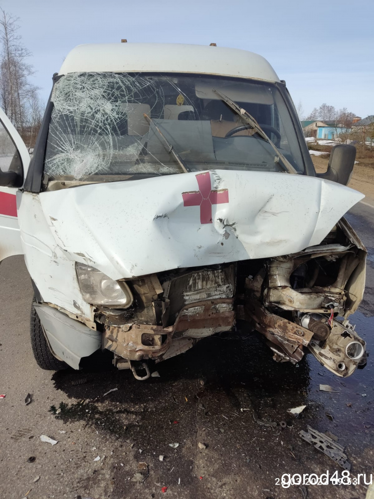 Автомобиль скорой помощи попал в ДТП: фельдшер и три пациентки госпитализированы