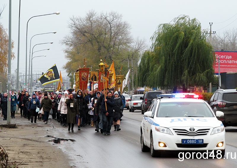 От центра Липецка до Сокола прошли крестным ходом около 1000 человек От центра Липецка до Сокола прошли крестным ходом около 1000 человек