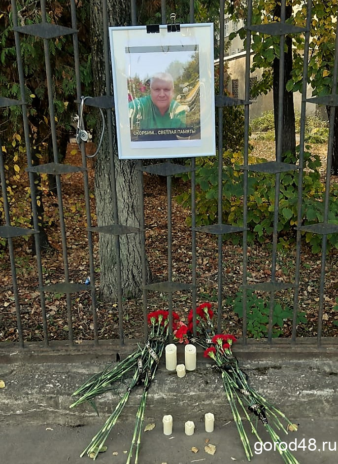 К больнице скорой медицинской помощи в Липецке несут свечи и цветы К больнице скорой медицинской помощи в Липецке несут свечи и цветы