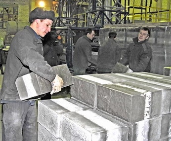 Зэки штампуют плиты Зэки штампуют плиты