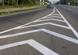 На дорогах в РФ появилась новая экспериментальная разметка «галочки»