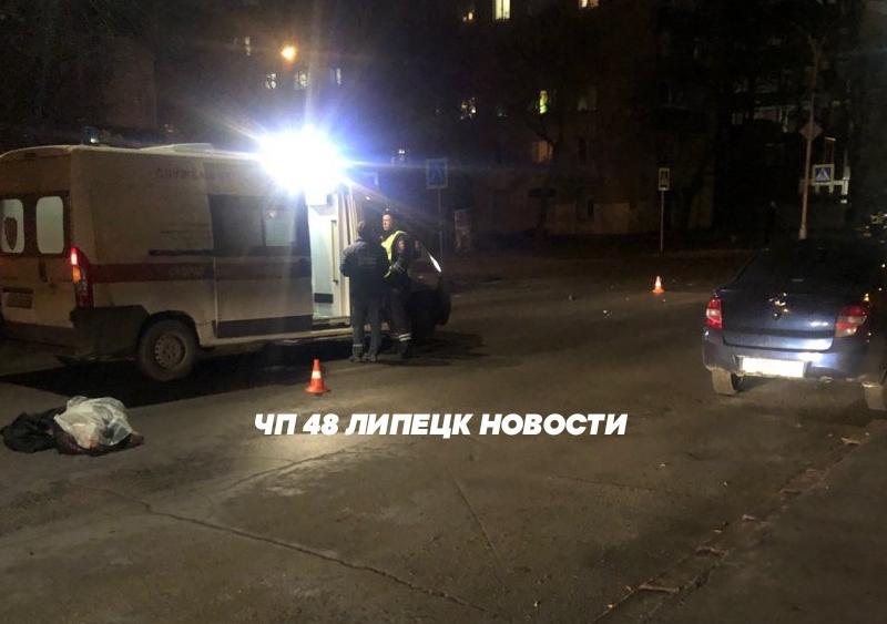 В центре Липецка «Форд» на огромной скорости сбил пешехода и вылетел на тротуар В центре Липецка «Форд» на огромной скорости сбил пешехода и вылетел на тротуар