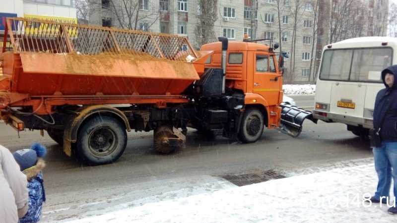 Пескоразбрасыватель врезался в маршрутку Пескоразбрасыватель врезался в маршрутку