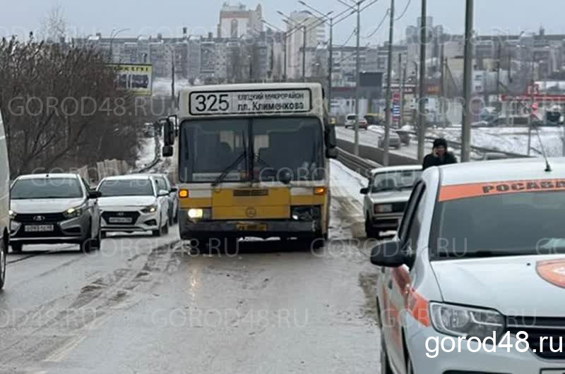 На Елецкой кольцевой автобус с пассажирами врезался в пытавшийся завестись «ВАЗ»