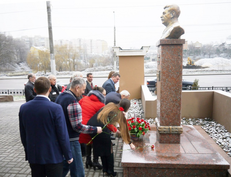 В Липецке отметили День рождения Сталина, перепутав его с Лениным В Липецке отметили День рождения Сталина, перепутав его с Лениным