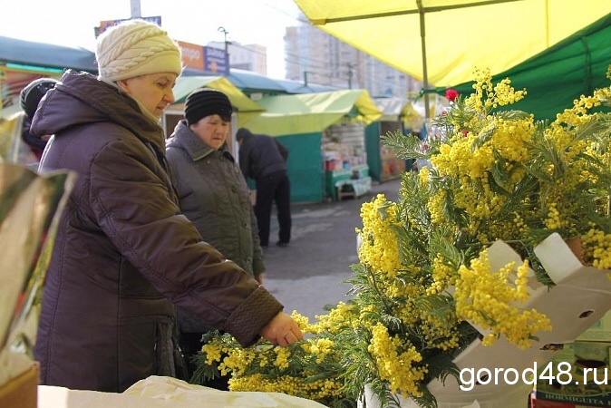 В Липецке снова разогнали незаконных торговцев мимозами В Липецке снова разогнали незаконных торговцев мимозами