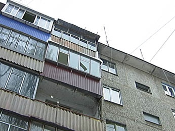 В городских дворах случился ледопад В городских дворах случился ледопад