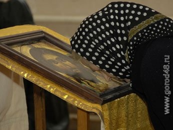 В Христорождественской церкви Липецка выставлен ковчег с частицами мощей святых В Христорождественской церкви Липецка выставлен ковчег с частицами мощей святых