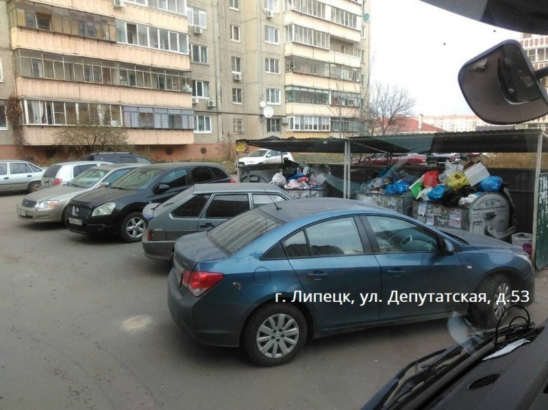 Припаркованные машины препятствуют своевременному вывозу мусора Припаркованные машины препятствуют своевременному вывозу мусора
