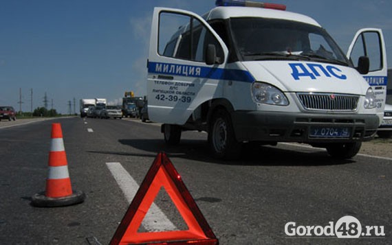 Под Липецком автомобиль врезался в столб Под Липецком автомобиль врезался в столб