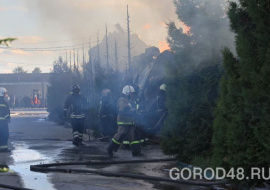 Пожар на складе рядом с тамбовской трассой локализован на площади в 1000 кв.м.
