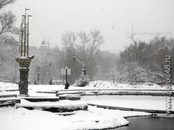 Комсомольский пруд начали превращать в каток Комсомольский пруд начали превращать в каток