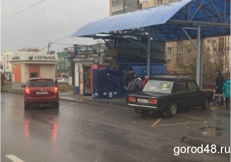 «ВАЗ» въехал на остановку «ВАЗ» въехал на остановку