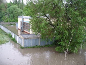 К середине дня вода начнет поступать в квартиры верхних этажей К середине дня вода начнет поступать в квартиры верхних этажей